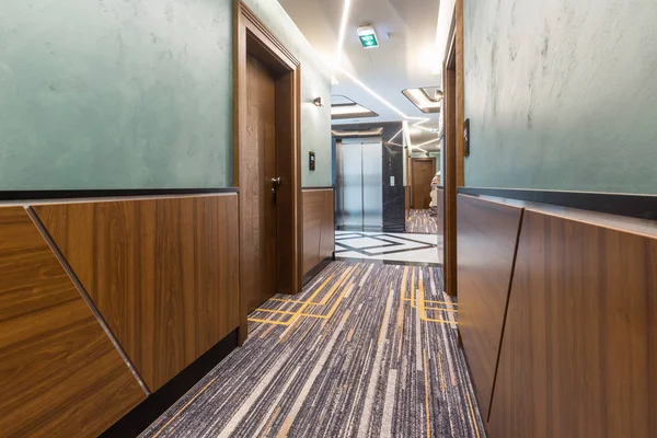 Corredor do corredor alcatifado interior do hotel — Fotografia de Stock