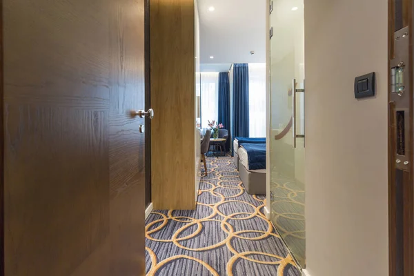 高級ホテルダブルベッドルームのインテリア — ストック写真