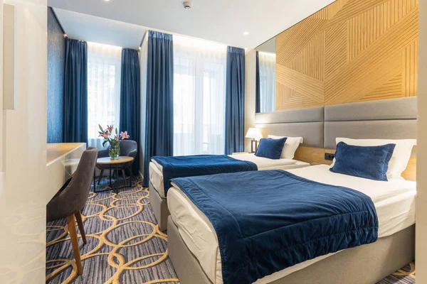 Интерьер современной роскошной спальни с двуспальной кроватью — стоковое фото
