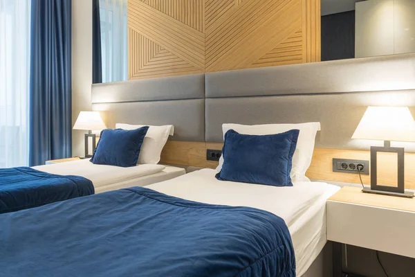 Interieur eines modernen Luxushotels Doppelbettzimmer — Stockfoto