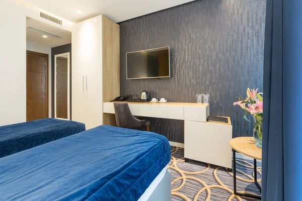 Interior de un moderno hotel de lujo habitación con cama doble — Foto de Stock