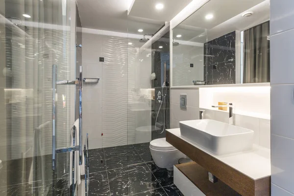 Wnętrze luksusowej łazienki hotelowej ze szklaną kabiną prysznicową — Zdjęcie stockowe