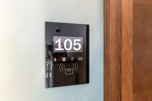 Elektronisch hotelkamer toegangspaneel met kamer nummer — Stockfoto