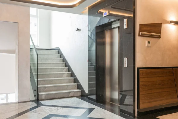 Εσωτερικό ενός λαμπερός μαρμάρινος διάδρομος ξενοδοχείου με ανελκυστήρα — Φωτογραφία Αρχείου