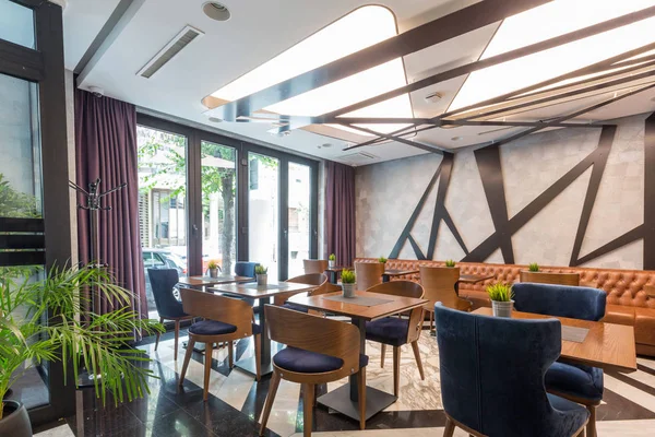 Interior de un moderno hotel salón cafetería bar restaurante —  Fotos de Stock