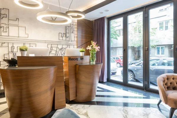 Interieur einer modernen Hotelrezeption — Stockfoto