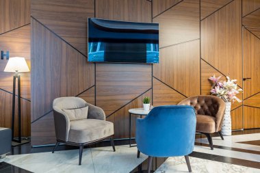 Modern bir otel lobisinin içinde.