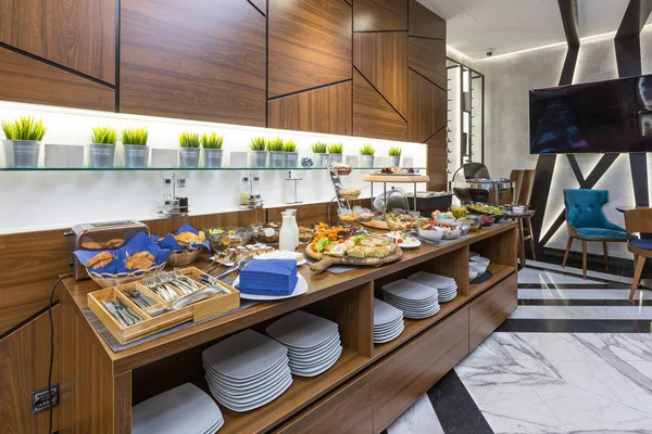 Buffébord, frukost i hotellets restaurang — Stockfoto