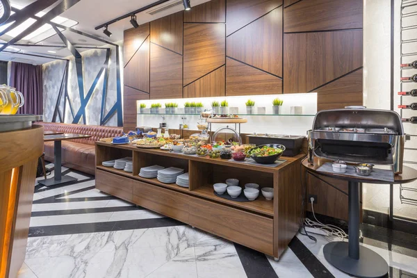 Buffettisch, Frühstück im Hotelrestaurant — Stockfoto