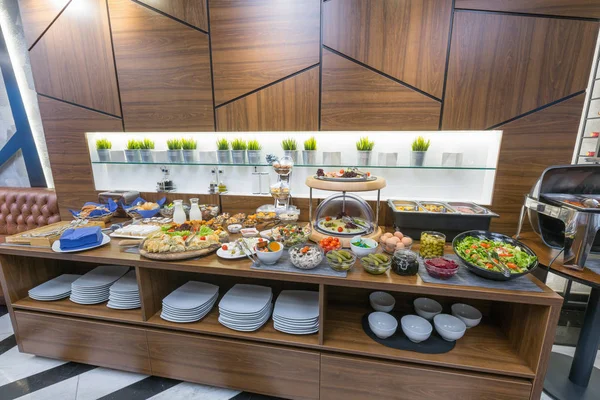 Buffettisch, Frühstück im Hotelrestaurant — Stockfoto