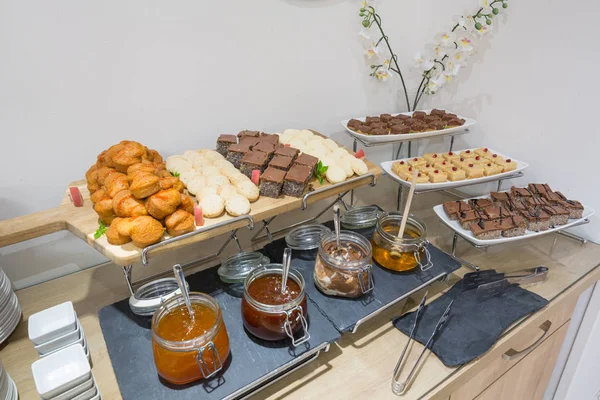 Dessert buffébord i litet hotell — Stockfoto