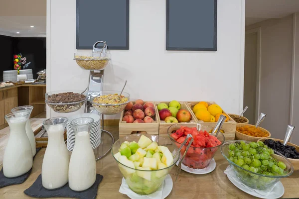 Colazione a buffet tavolo muesli e frutta — Foto Stock