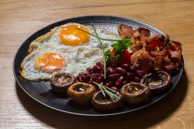 Pastırma ve yumurta fasulye ve mantar ile servis