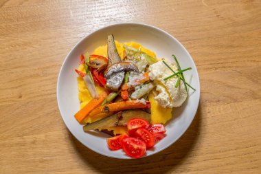 Krem peynir ve sebze ile Polenta