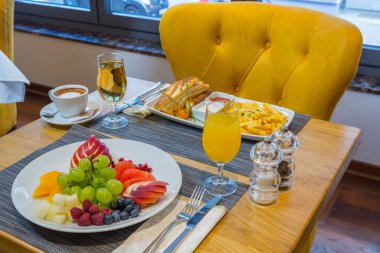 Otel restoran masasında servis edilen kahvaltı