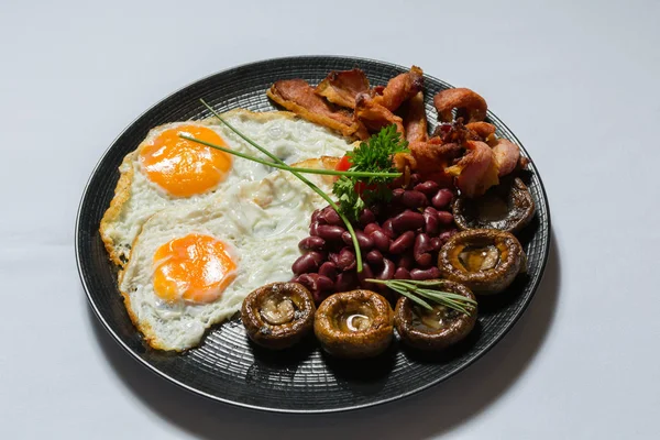 Pastırma ve yumurta fasulye ve mantar ile servis