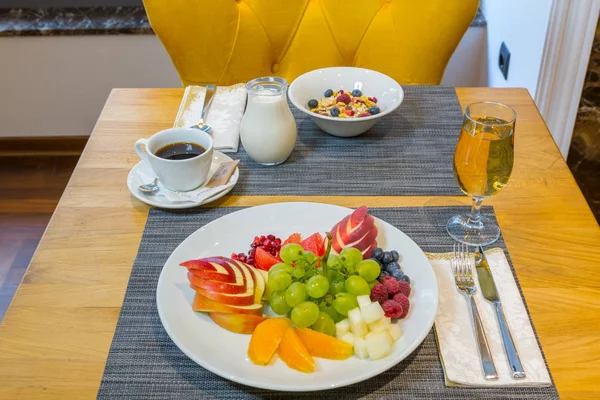 Desayuno servido en la mesa del restaurante del hotel — Foto de Stock