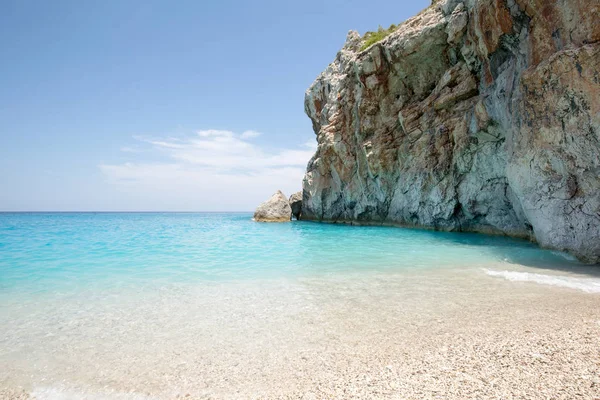 Hermosa playa en el mar Jónico, isla Lefkada, Grecia — Foto de Stock