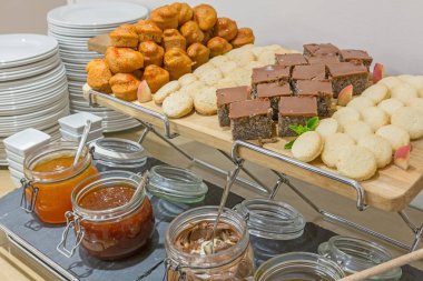 Küçük otelde tatlı büfe sehpa