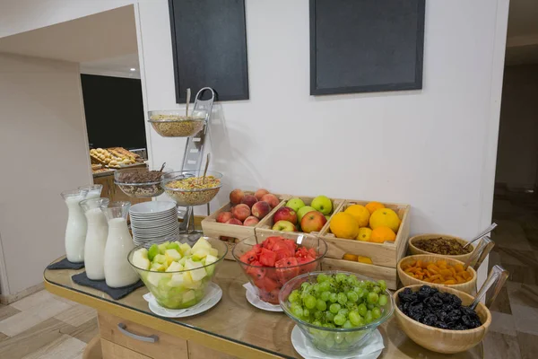 Frukostbuffé bord müsli och frukter — Stockfoto