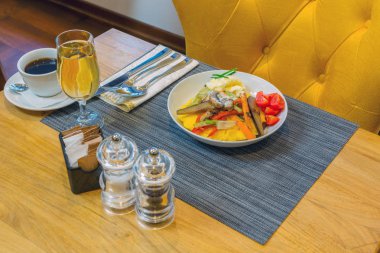 Krem peynir ve sebze ile Polenta