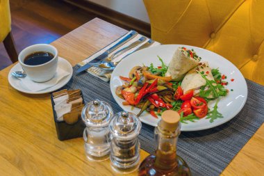 Sarılmış tortilla bir restoranda tabaktabak tabaktabak tabaktabak tabaktabak tabaktabak tabaktabak tabaktabak tabaktabak tabaktabak tabaktabak tabaktabak tabaktabak tabaktabak tabaktabak tabak