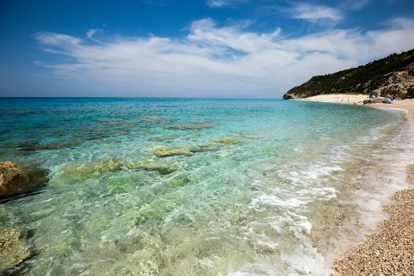 Hermosa playa en el mar Jónico, isla Lefkada, Grecia — Foto de Stock