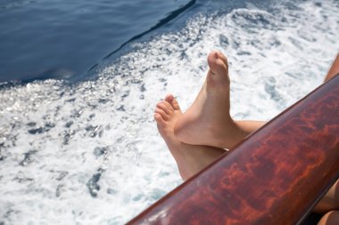 Vacatio bir yaz günü yelken geminin çit bacaklar