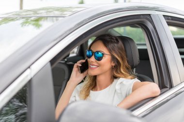 Çekici genç kadın onu c cep telefonu konuşuyor