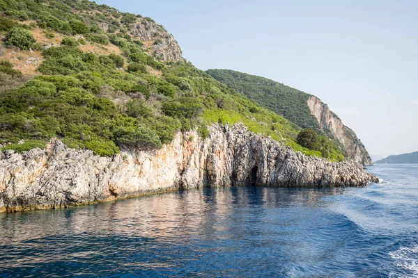 Acantilados en el mar Jónico, isla Lefkada, Grecia — Foto de Stock