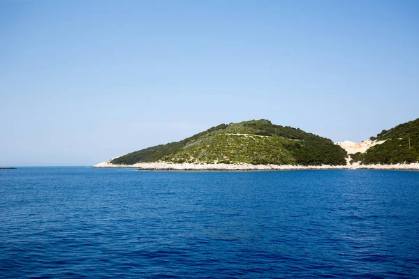 Acantilados en el mar Jónico, isla Lefkada, Grecia — Foto de Stock