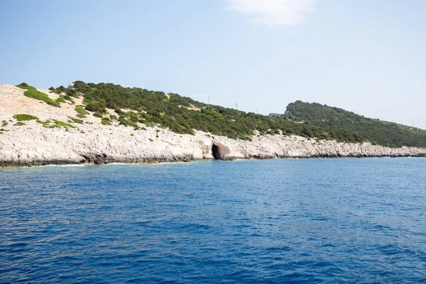 Acantilados en el mar Jónico, isla Lefkada, Grecia — Foto de Stock