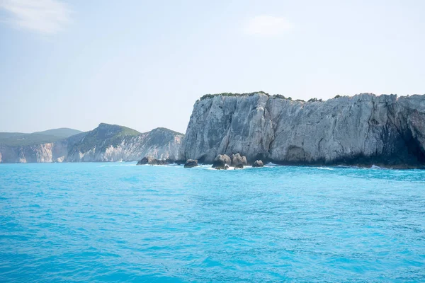 Acantilados en el mar Jónico, isla Lefkada, Grecia — Foto de Stock