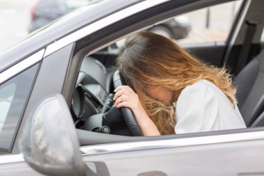 Sinir bozucu genç kadın bir trafik sıkışıklığı içinde sıkışmış