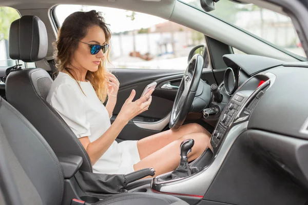 Çekici genç kadın onu c cep telefonu konuşuyor