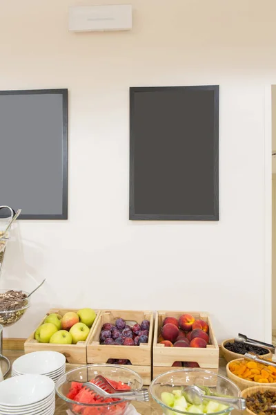 Ontbijt fruitbuffet tafel in het Hotel — Stockfoto