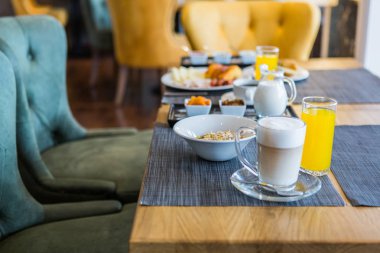 Otelin cafe restoranında servis edilen kahvaltı 