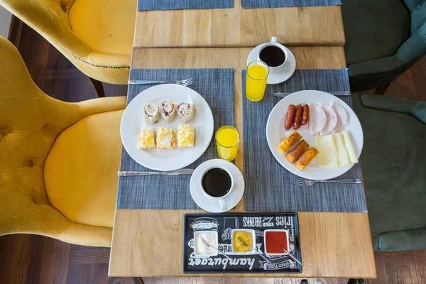Desayuno servido en el restaurante cafetería del hotel, vista superior — Foto de Stock