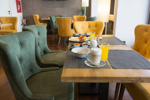 Desayuno servido en el restaurante cafetería del hotel — Foto de Stock