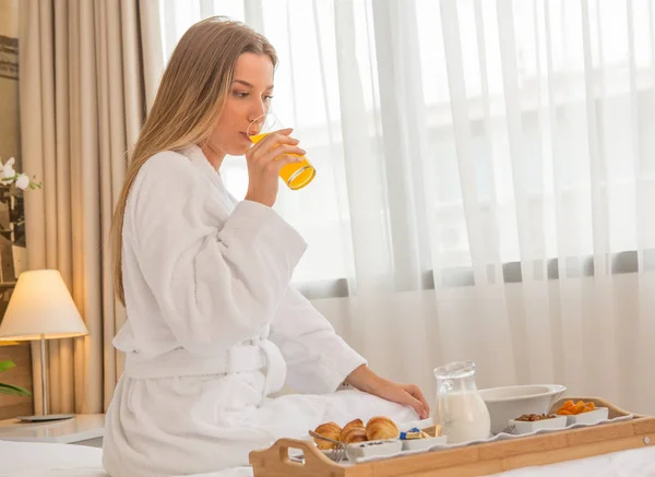 Frühstück im Hotelbett — Stockfoto