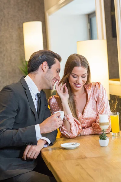Couples attrayants flirtant dans un café — Photo