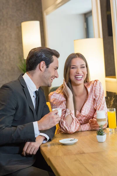 Kafede flört eden çekici bir çift.