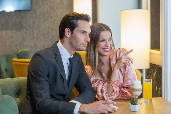 Kafede flört eden çekici bir çift.