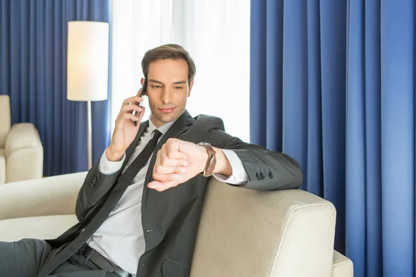 Geschäftsmann telefoniert in Hotelzimmer — Stockfoto