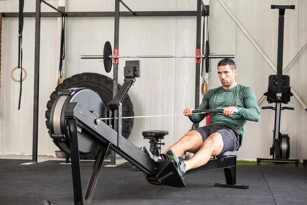 Man använder roddmaskin i ett gym — Stockfoto