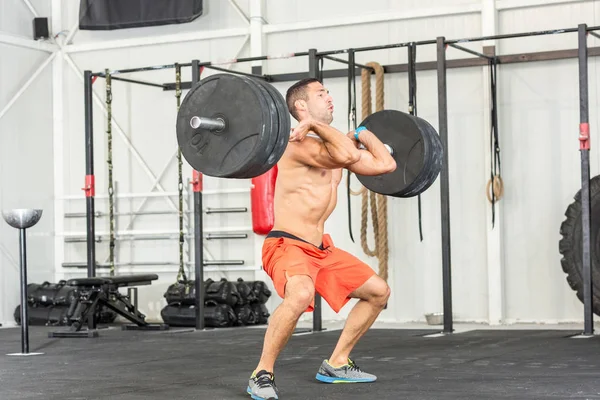 Kale rondborstige man Gewichtheffen barbell in de sportschool — Stockfoto