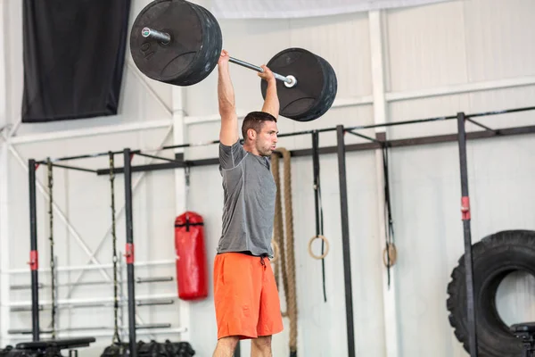 Тяжёлая атлетика в тренажерном зале — стоковое фото