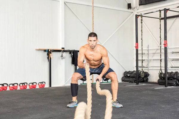 Homens com cordas de batalha se exercitam no ginásio de fitness — Fotografia de Stock