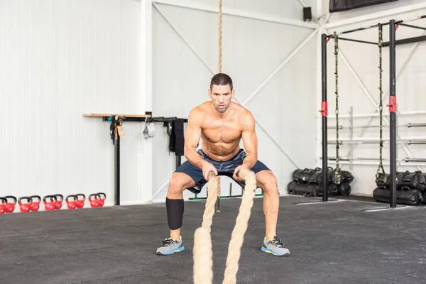 Homens com cordas de batalha se exercitam no ginásio de fitness — Fotografia de Stock