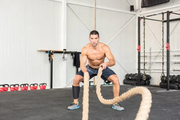 Homens com cordas de batalha exercitam-se no ginásio de fitness. CrossFit conc — Fotografia de Stock